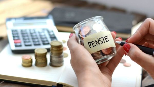 O persoană adună bani într-un borcan pentru pensie europeană