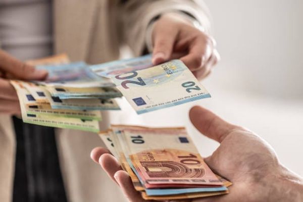 un bărbat dă altui bărbat euro, recuperare taxe Germania