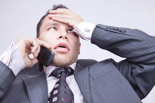 Bărbat confuz și supărat vorbește la telefon