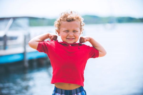 Kinderzuschlag, copil în tricou roșu, indemnizație copii Germania