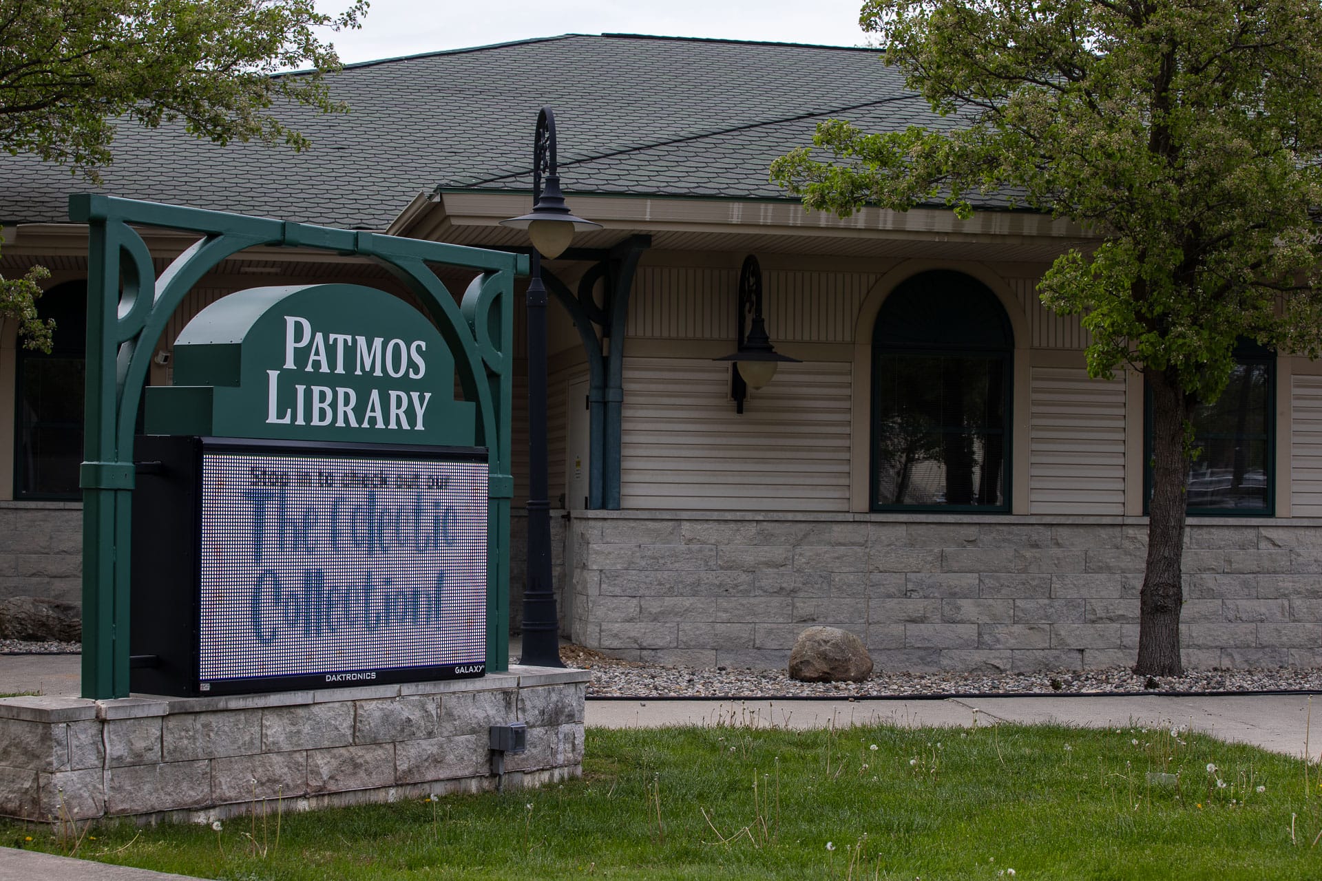 Librarians, residents talk book banning after staff walkout forces Patmos closure
