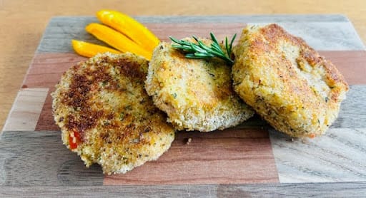 Pen & Pantry: Crispy seared salmon cakes (and a few Lake Michigan salmon facts)