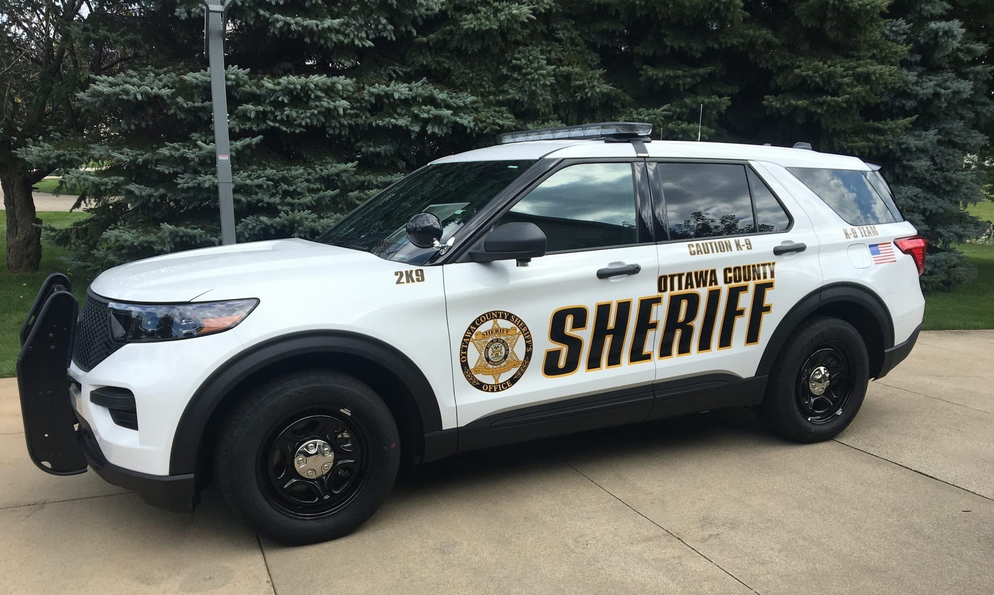Police search for injured driver following burglary at auto store