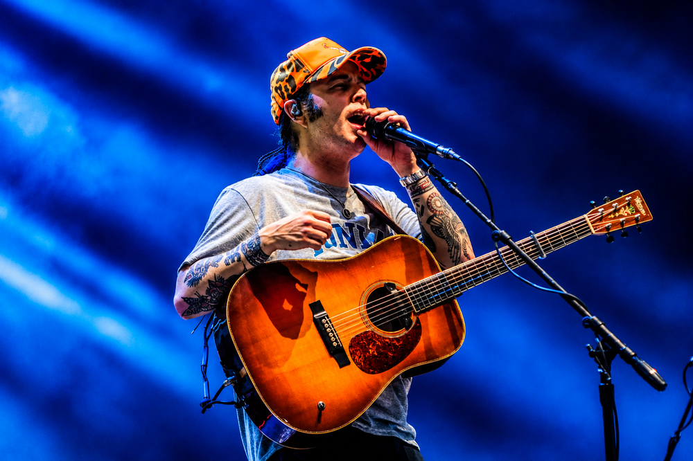 Review: Billy Strings, Lindsay Lou credit Michigan roots while promoting new bluegrass albums post image