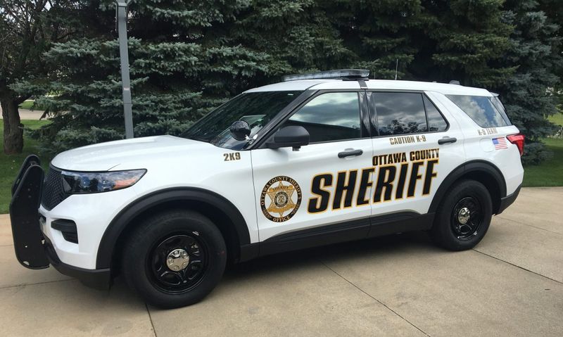 Police search for injured driver following burglary at auto store post image