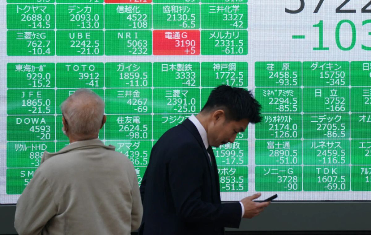 FTSE 100 Dips Sharply Amid Growing Global Trade Tensions