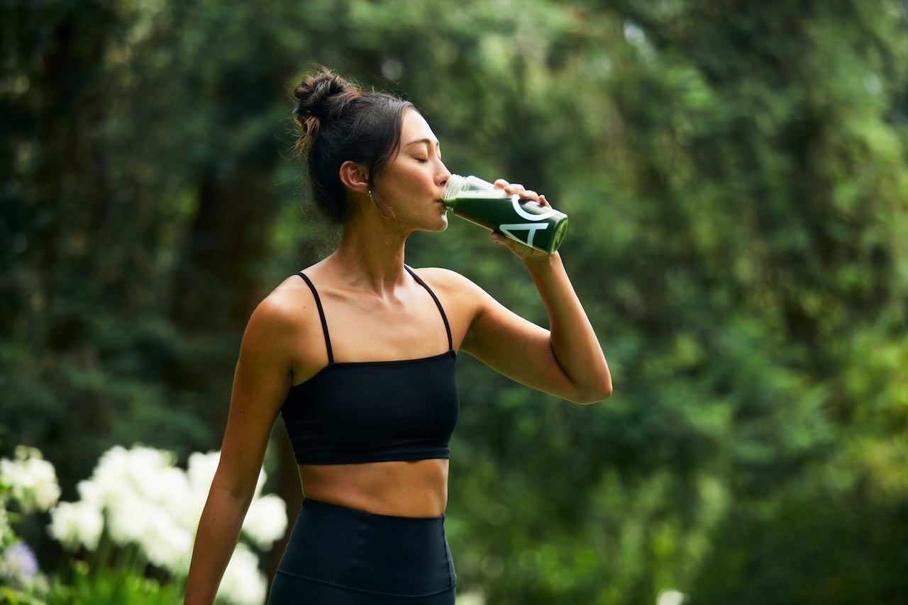 AG1 kaufen? | Frau genießt AG1 | einfach-fit.de