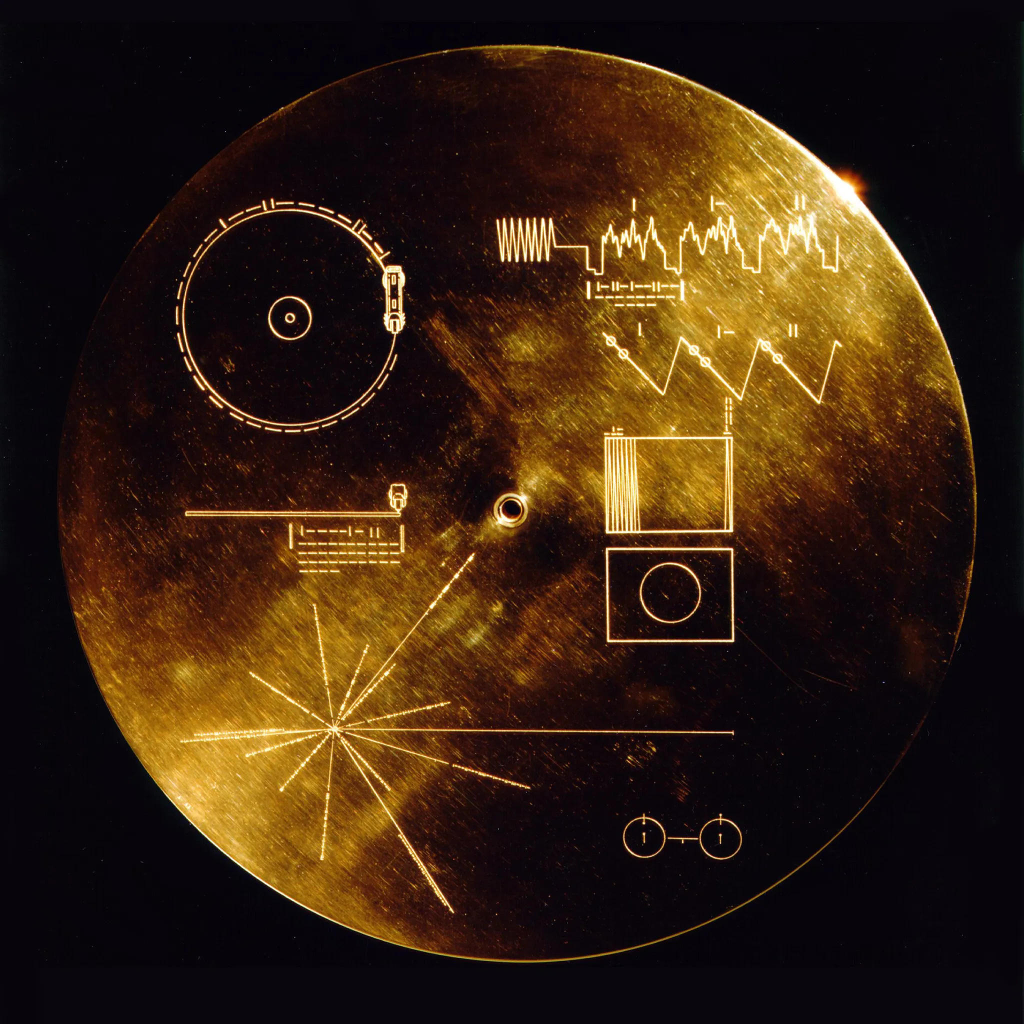 TThe diagrams on the upper right illustrate how to reconstruct the images stored on the record.