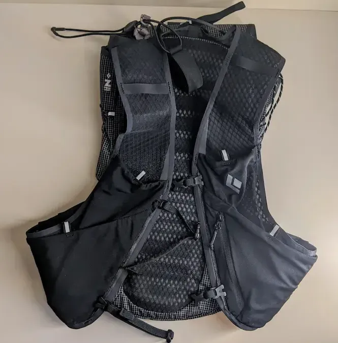 Distance 15 Backpack de Black Diamond, noir, bretelles et sangles sternum