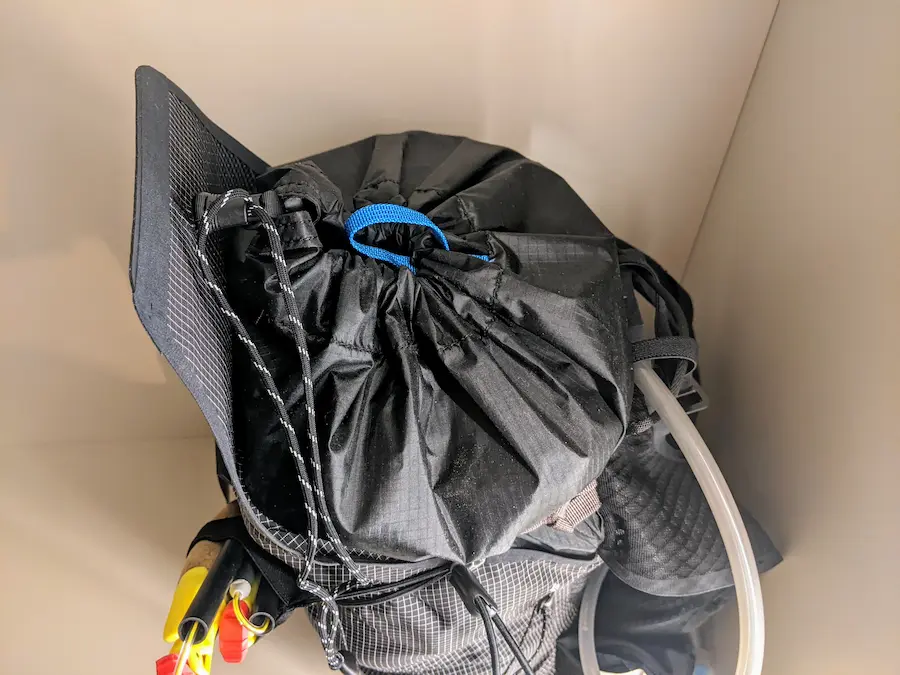 Distance 15 Backpack de Black Diamond, noir, système de fermeture