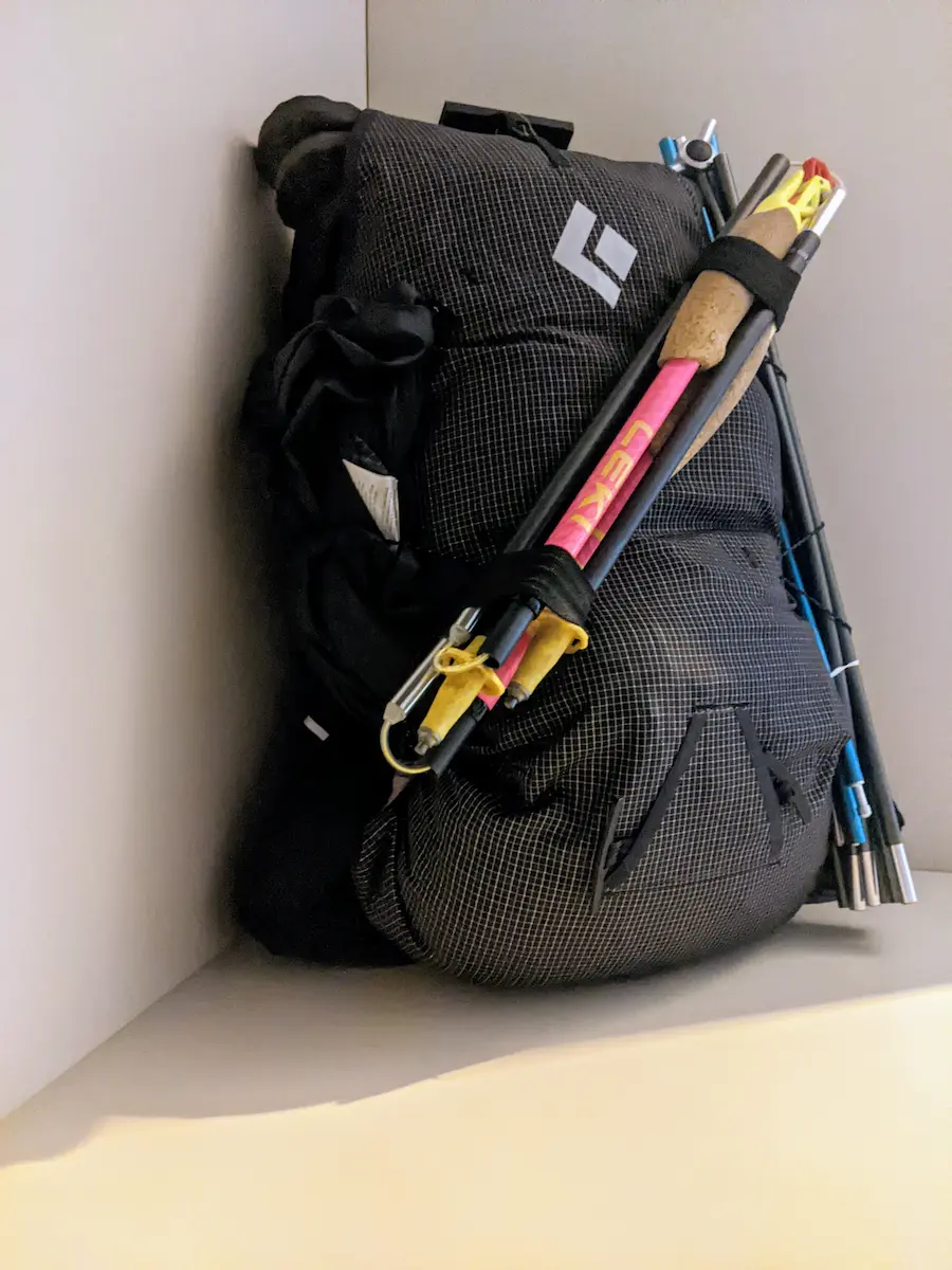 Système de fixation pour les bâtons de trail - sur le dessus d'un sac noir