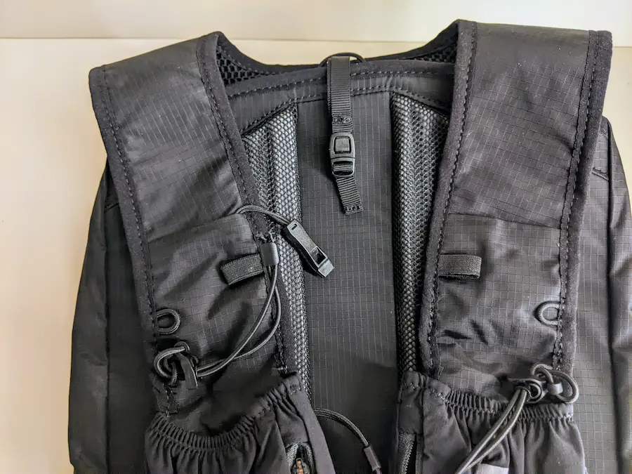 Sifflet intégré à un sac de trail noir