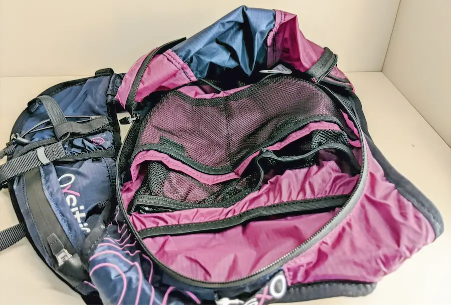 Pochette à l'intérieur d'un sac de trail bleu et rose