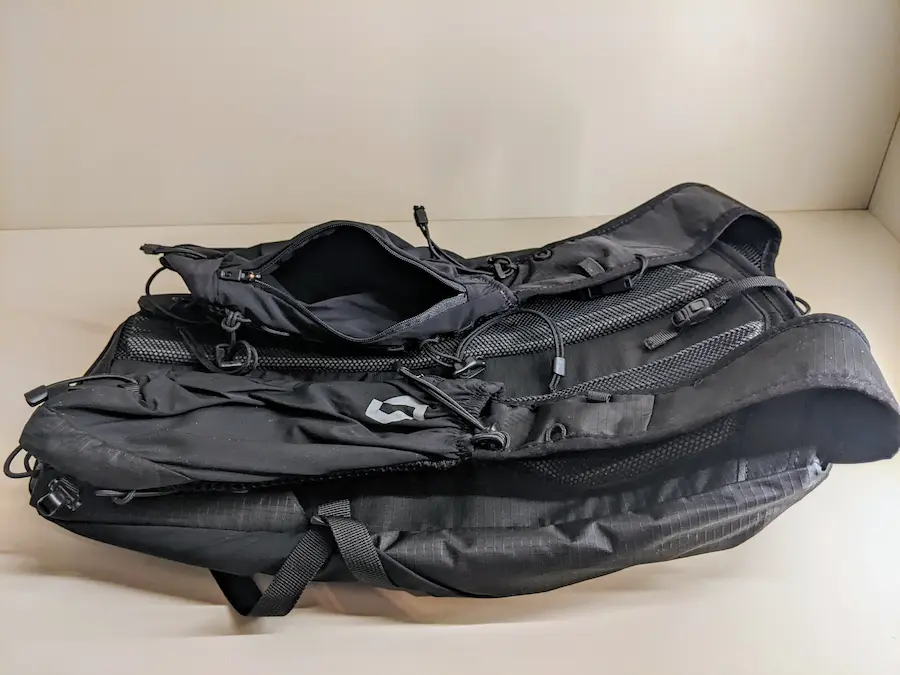 Poche zippée sur les bretelles du sac de trail Explorair 20 de Scott, noir