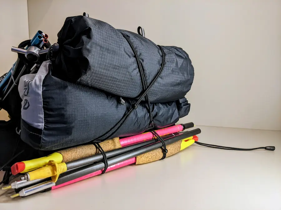 Sangles élastiques sous le sac de trail X8 - 18L d'Instinct
