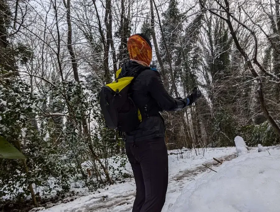 Femme portant le sac de trail X8 18L d'Instinct, sentier enneigée