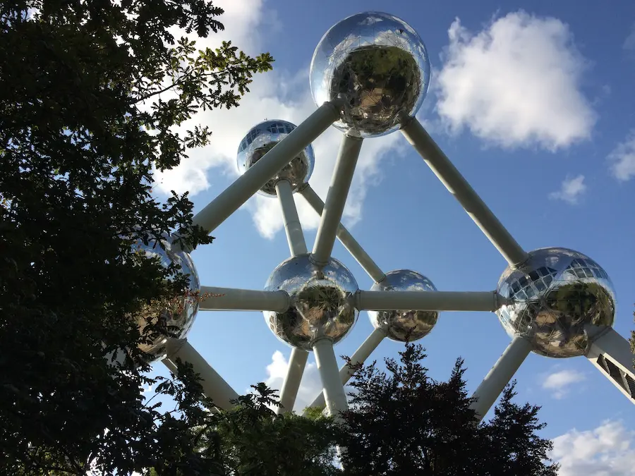 Atomium caché par les feuilles, ciel bleu