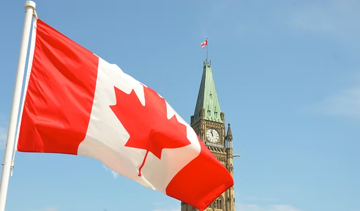 Dreapeau canadien devant le parlement