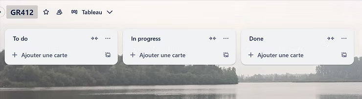 Tableau Trello avec 3 colonnes : To do, In progress, Done, sur fond de paysage fluvial. Texte : GR412, Ajouter une carte. Ambiance calme.
