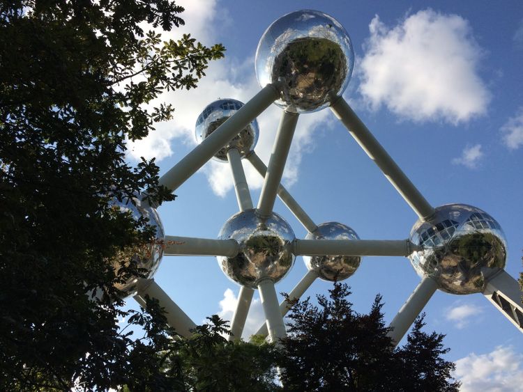 Bruxelles, arbres, Atomium, ciel bleu