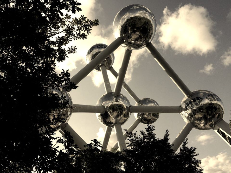 Bruxelles, arbres, Atomium, ciel bleu