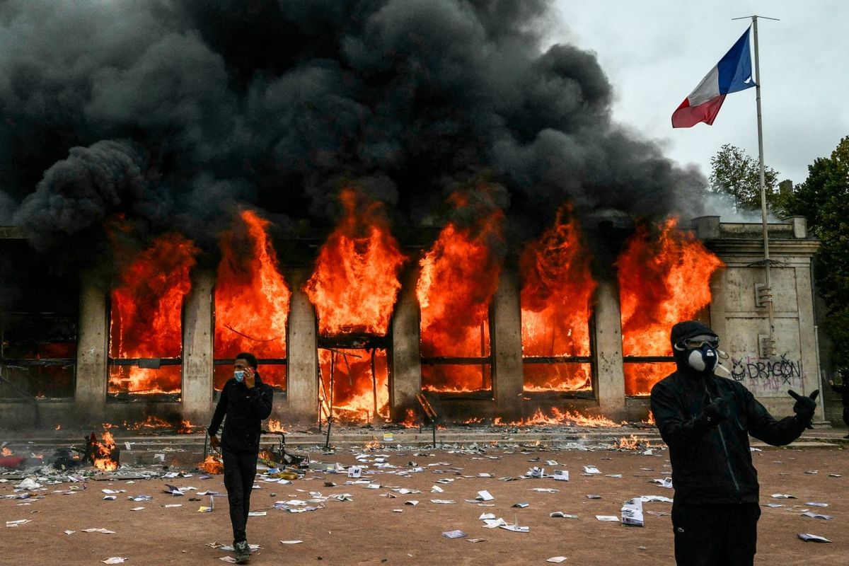 Your PEEK Into The Day: 5 Stories That Deserve The Front Page