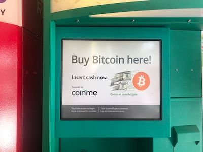 Coinstarのキオスクで現金と引き換えにビットコインを買う