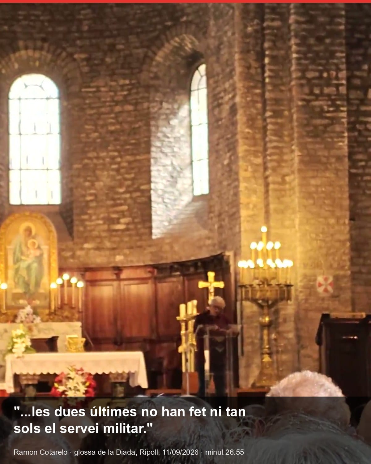 Fotograma del vídeo: Ramon Cotarelo al faristol del monestir de Ripoll, amb el subtítol "...les dues últimes no han fet ni tan sols el servei militar."