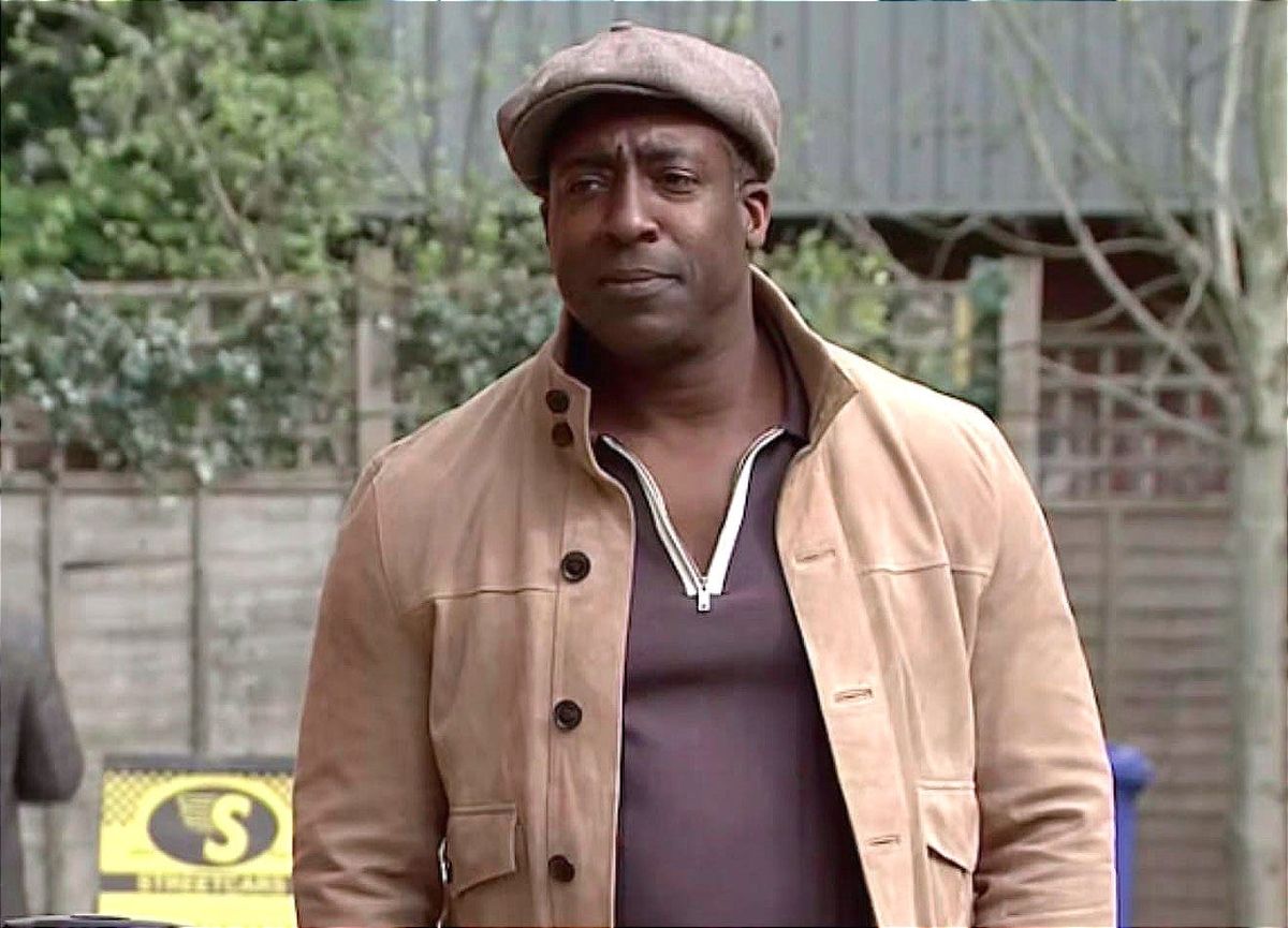 Coronation Street’s Ronnie Bailey Drawn Into Missing Gun Mystery
