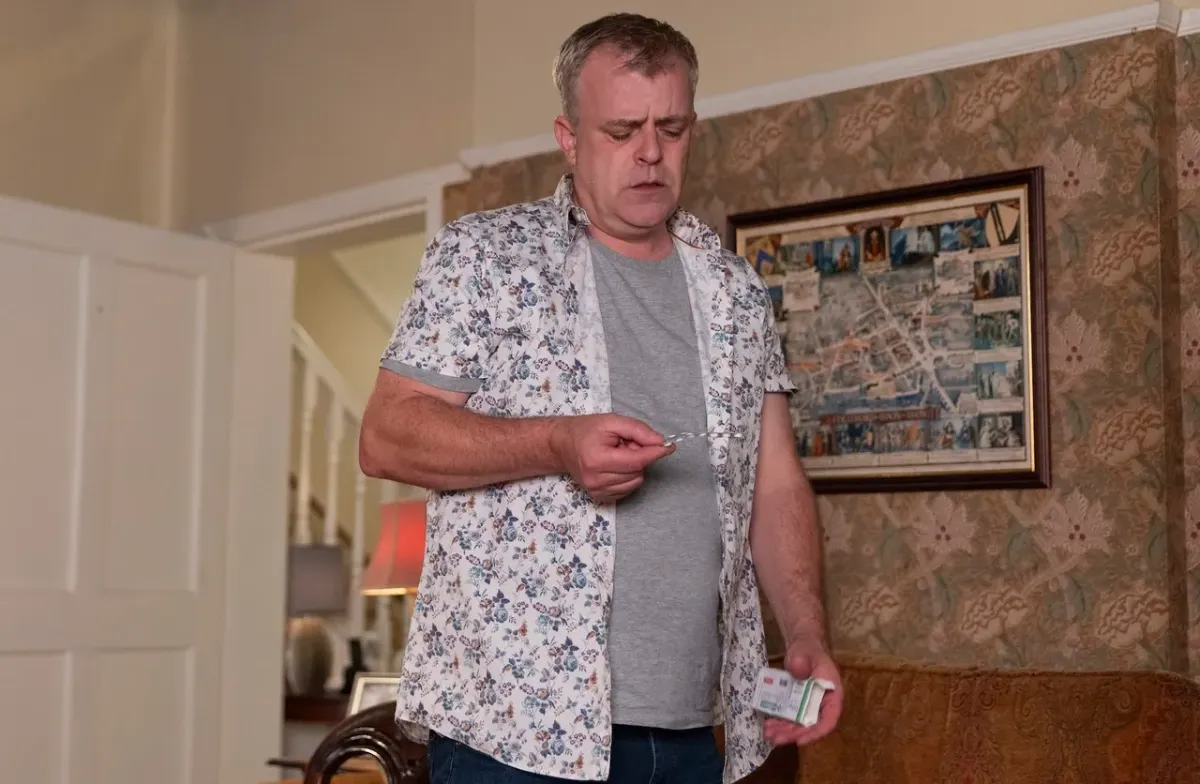 Coronation Street's Steve uncovers Cassie's hidden painkillers after Ross incident
