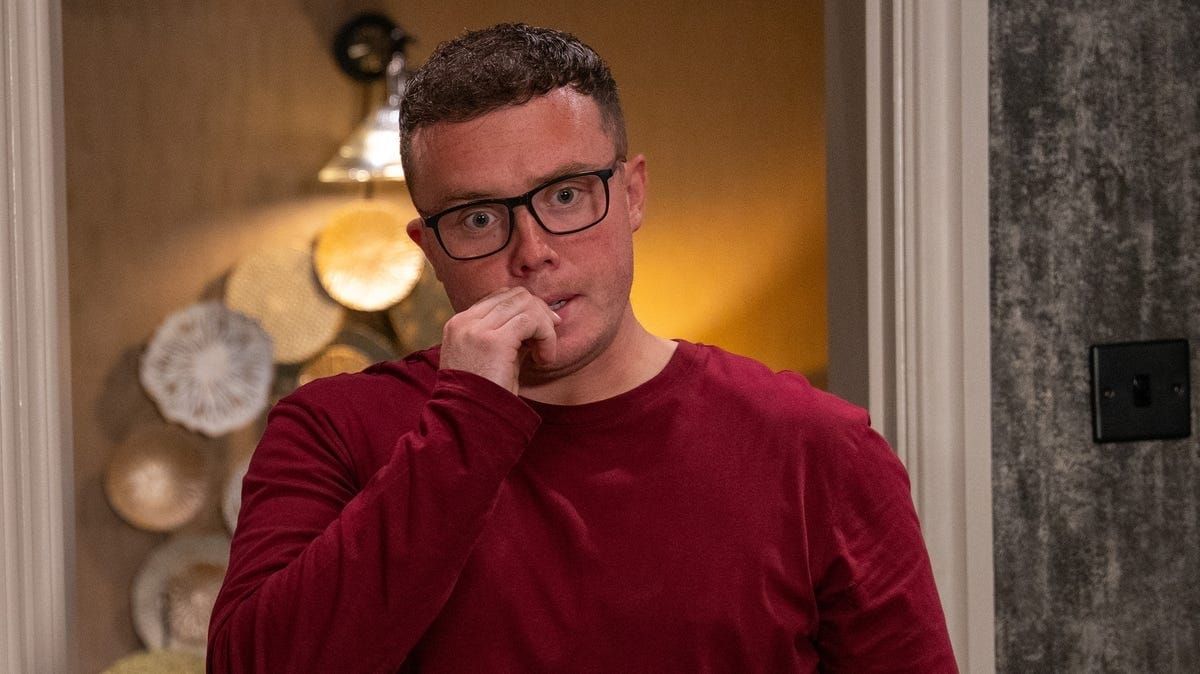 Emmerdale Vinny makes shock Lewis U-turn after telling Kev