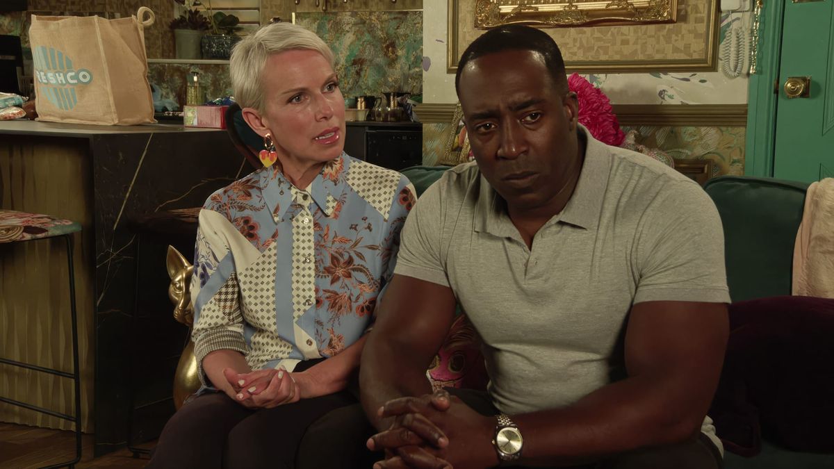 Coronation Street's Debbie breaks Ronnie's heart with difficult request