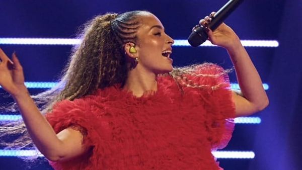 Ella Eyre Gets Standing Ovation On The Voice UK Final