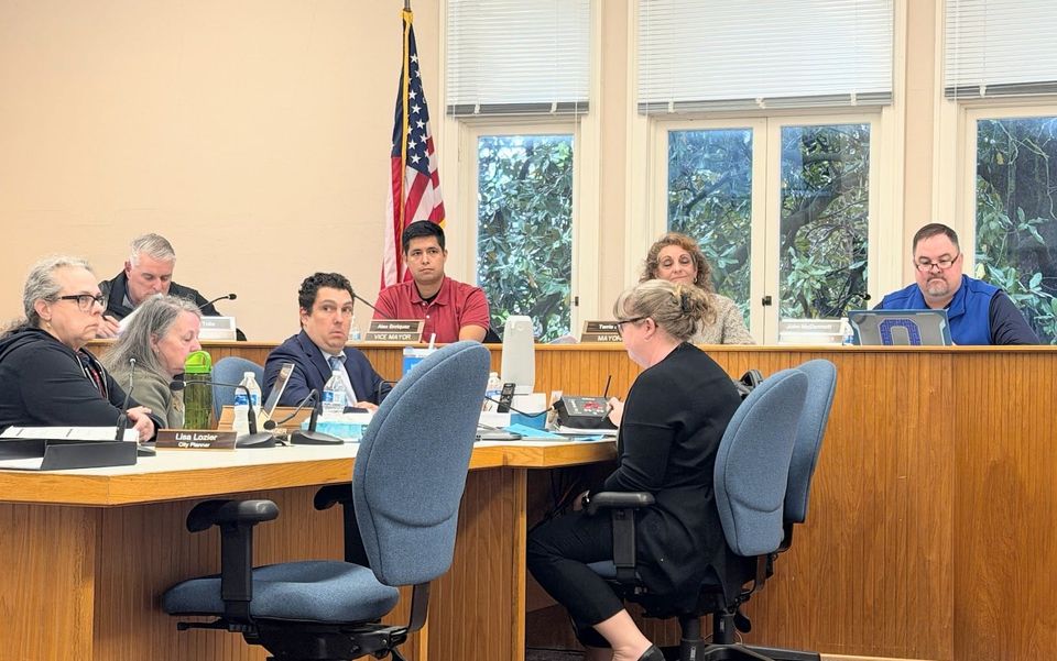 Meeting Notes, April 21: Council mum on city manager’s absence, picks 5-district plan, advances annexation west of I-5