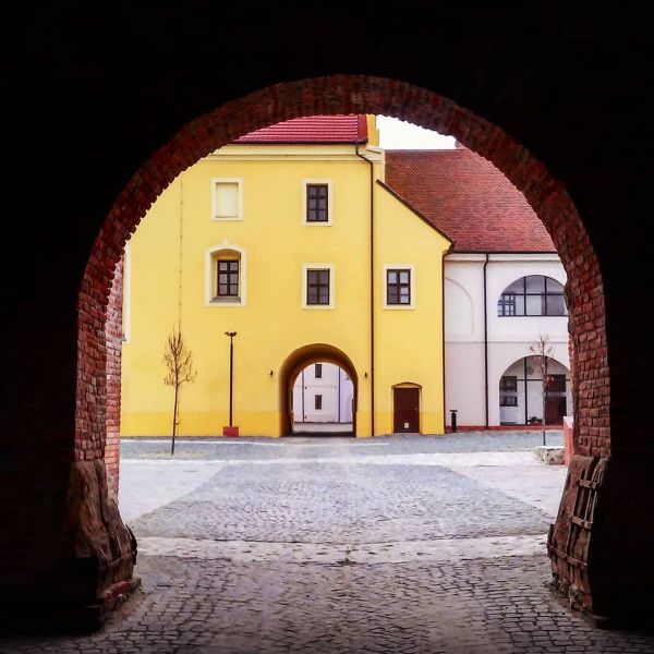 Vedere prin arcada Cetății Oradea — un oraș liniștit cu poveste