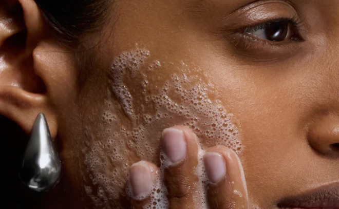 Image de : L'acné peau grasse : comprendre, traiter et prévenir.