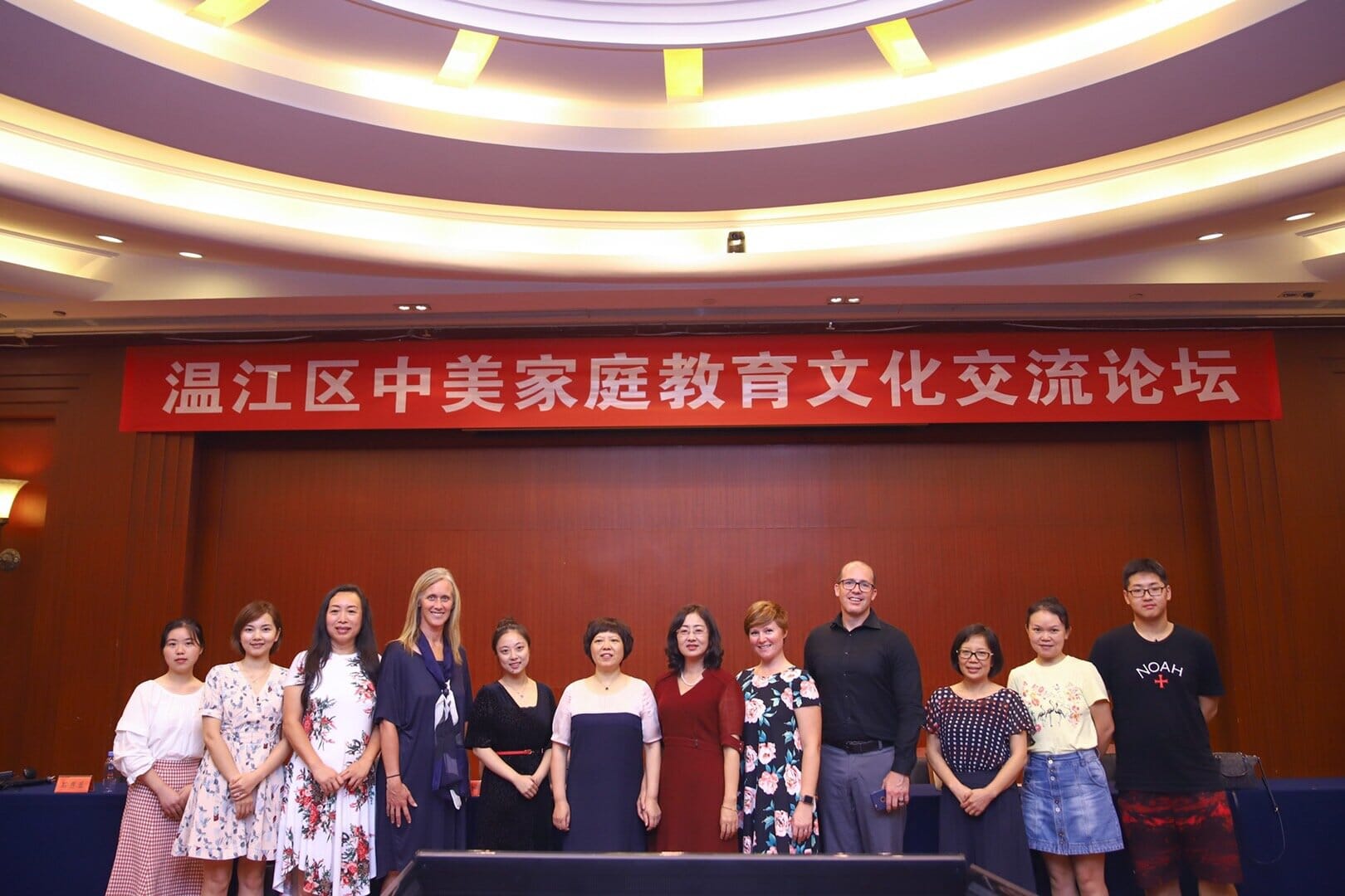 Group photo at the Wenjiang China-US family education forum