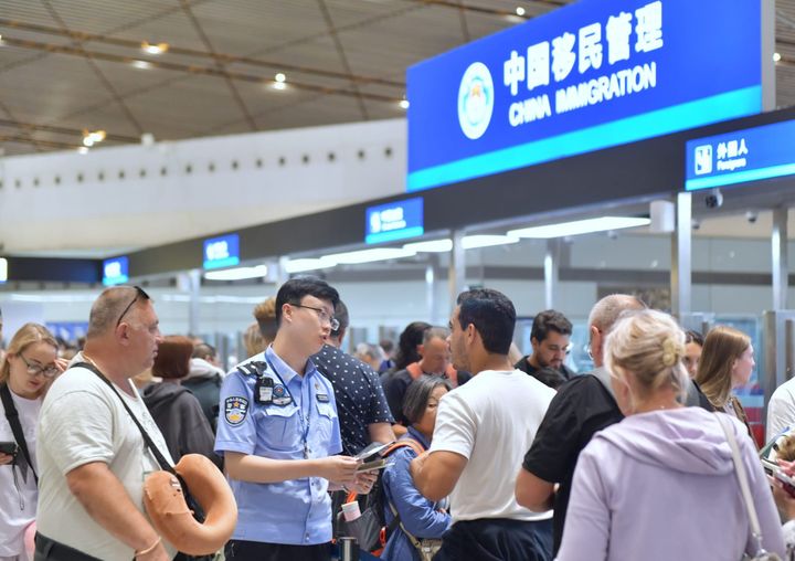 Foreigners Leaving China in Droves, a couple of comments.