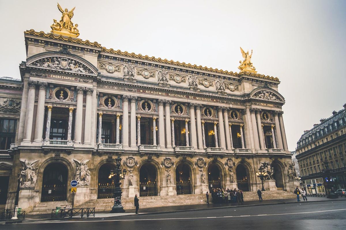 La plaque d'inauguration : une tradition française