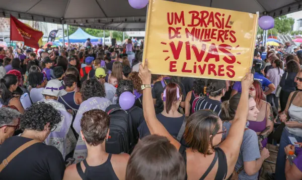 Manifestação coletiva de mulheres com cartaz onde se lê: "UM BRASIL DE MULHERES VIVAS E LIVRES". © Marcelo Camargo/Agência Brasil