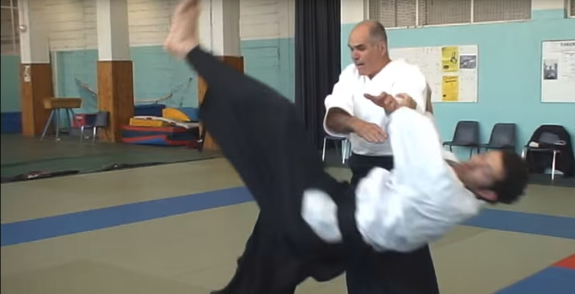 Ushiro eri dori kokyu nage - Quand tori est poussé vers l’avant