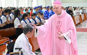 Tại sao Linh mục lại mặc màu hồng (hoa hồng) vào Chúa Nhật?