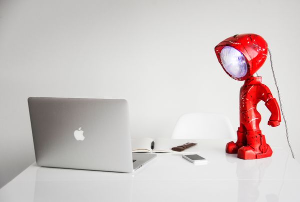 有夠酷的人型立燈