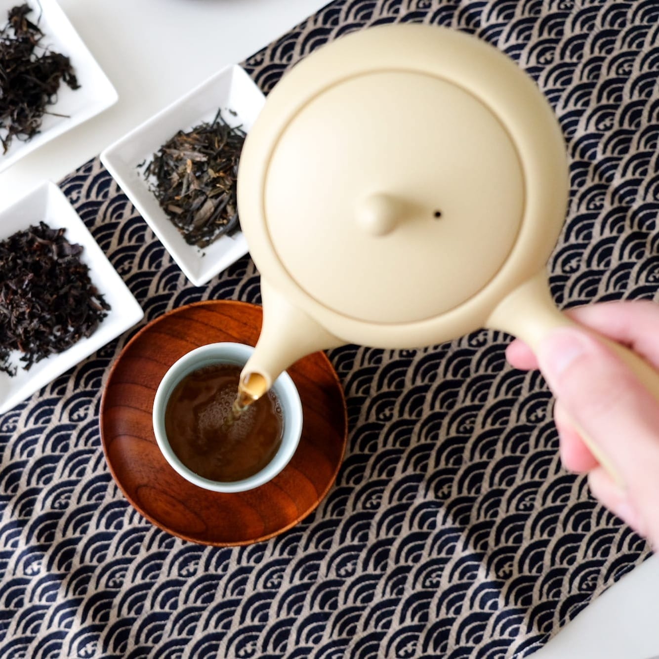 Brewing wakoucha (Japanese black tea) with a kyusu - side handle tea pot. Photo credit: Jan (@janschanoma).