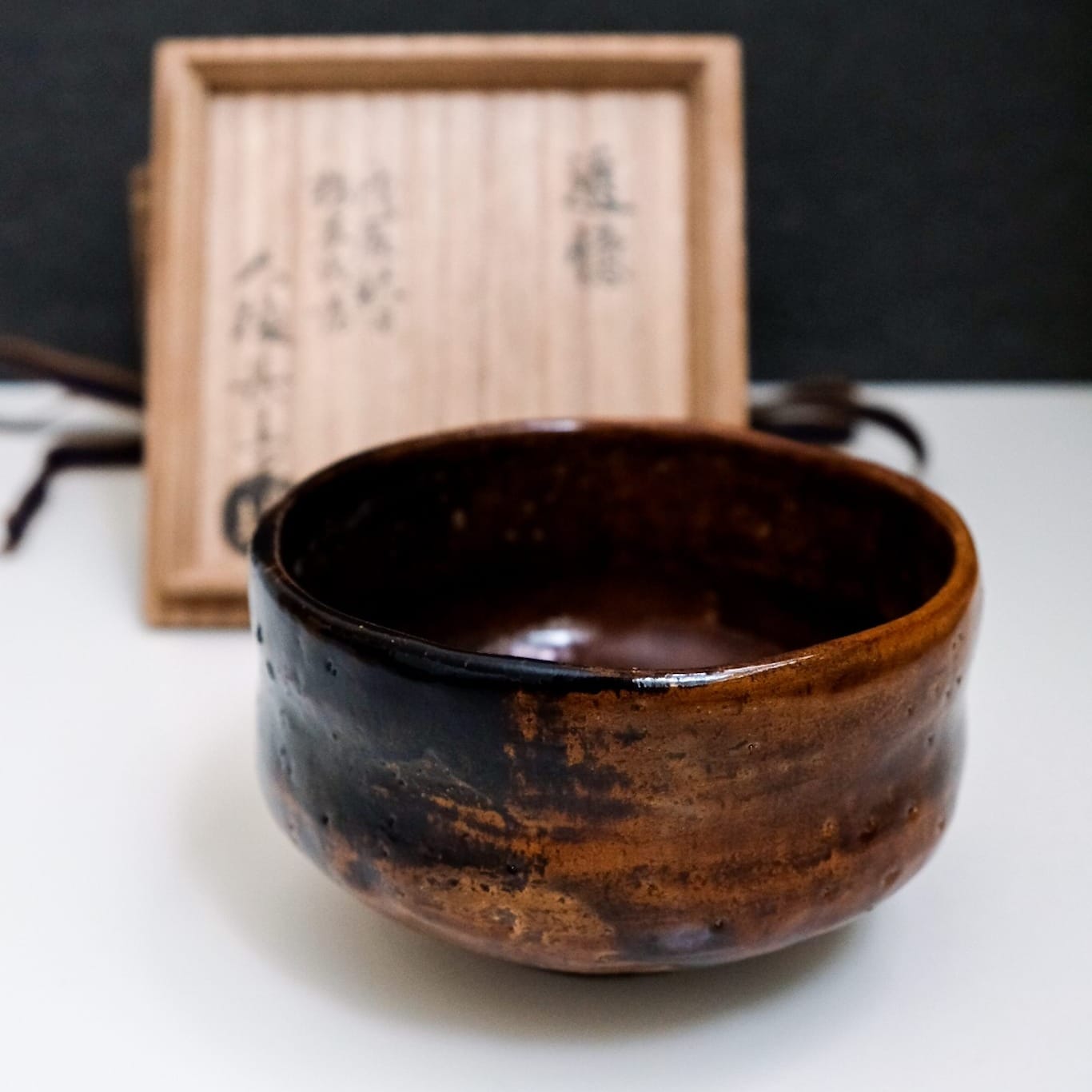 Chawan in front of its storage box. Photo credit: Jan Chan @janschanoma