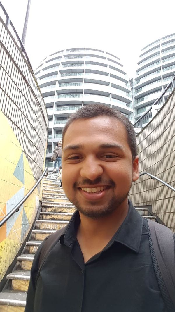 Rencontrez Dhillon : 1 An Comme BA