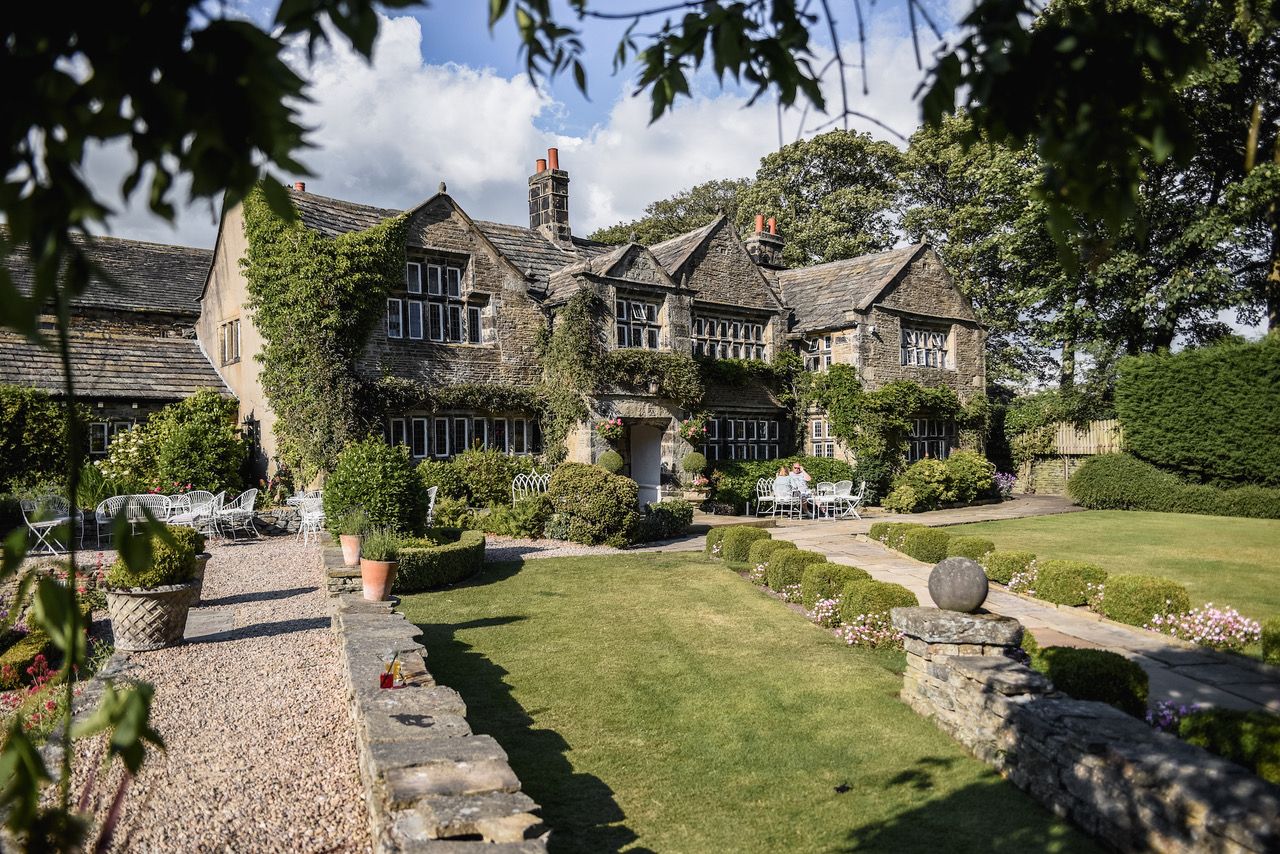 Photo of an English cottage-style hotel with green laws