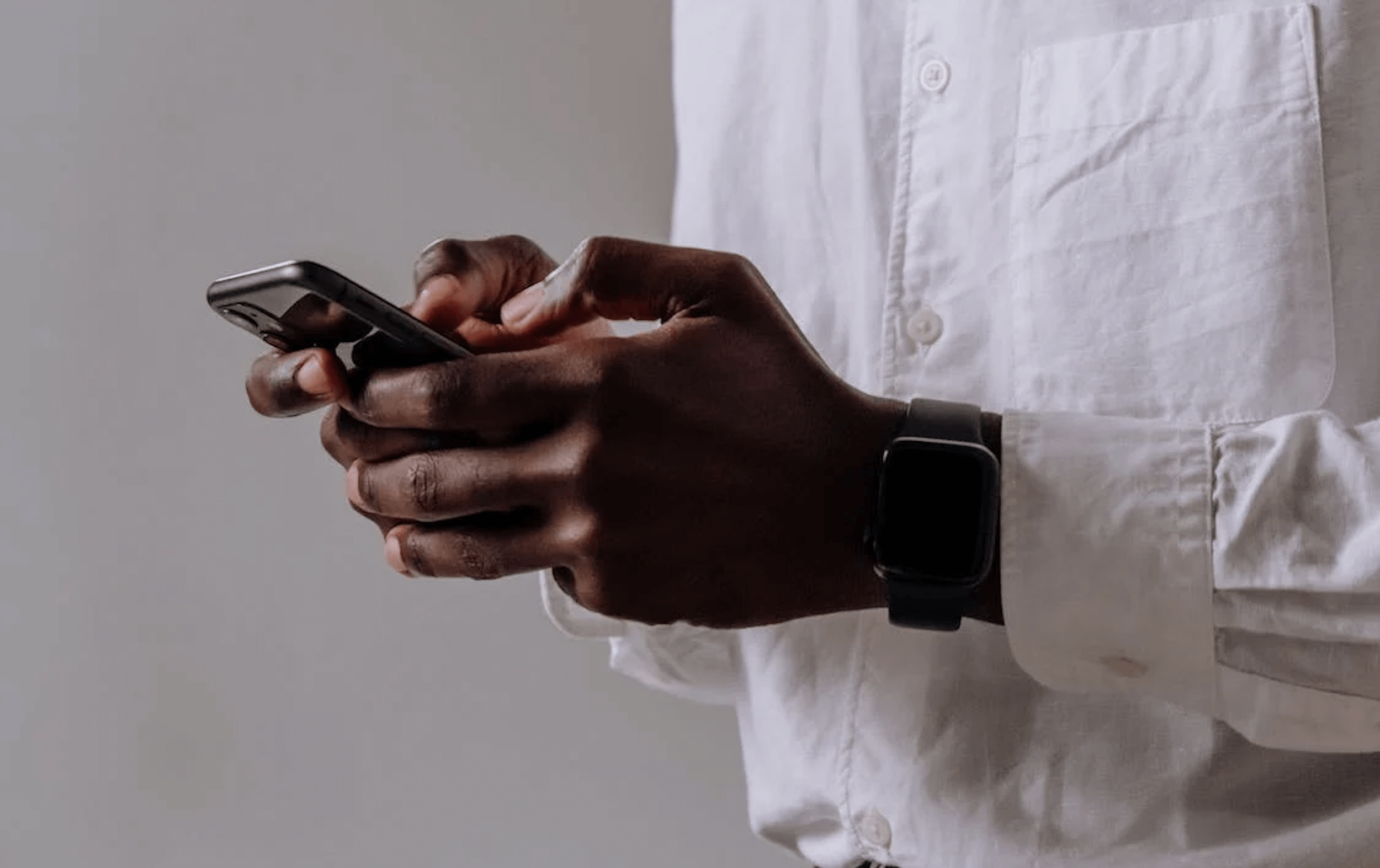 Close-up-photo-of-male-hands-using-a-smartphone