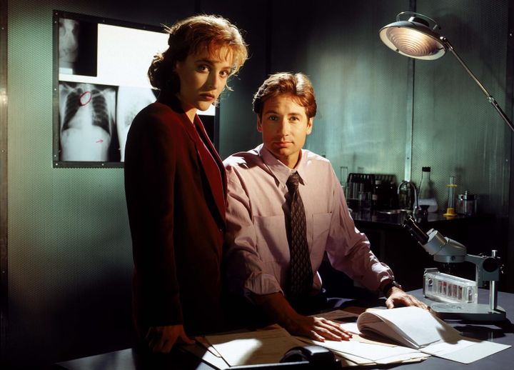 Gillian Anderson and David Duchovny as Dana Scully and Fox Mulder in a publicity still for The X-Files (1993)