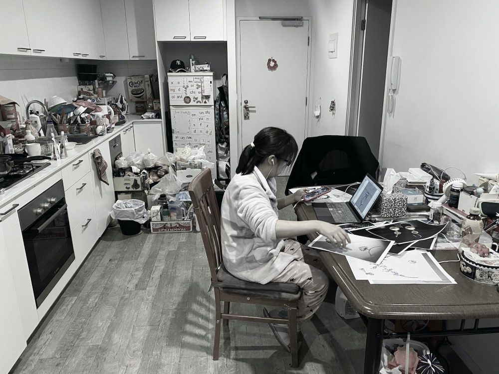 PICTURES: Jewellery designer burns midnight oil to spend the day with precious daughter post image